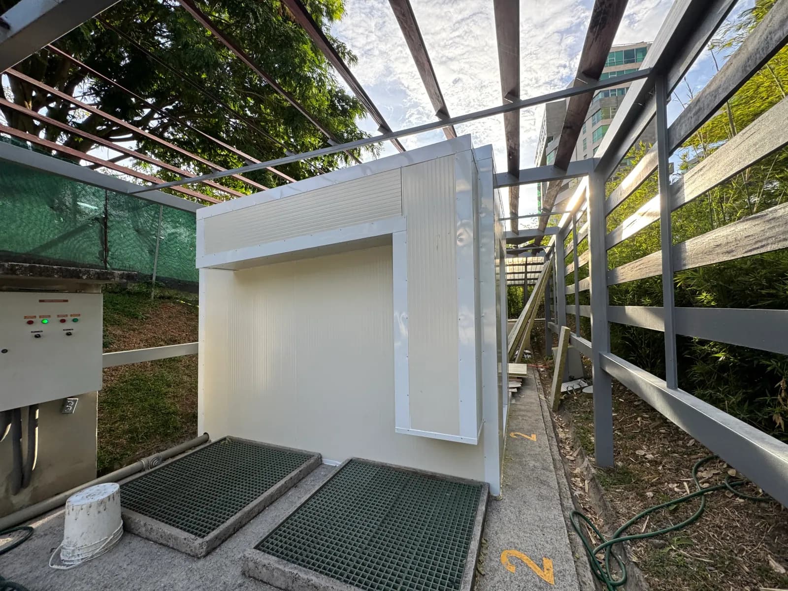 Encerramiento acústico terminado sobre la planta de tratamiento