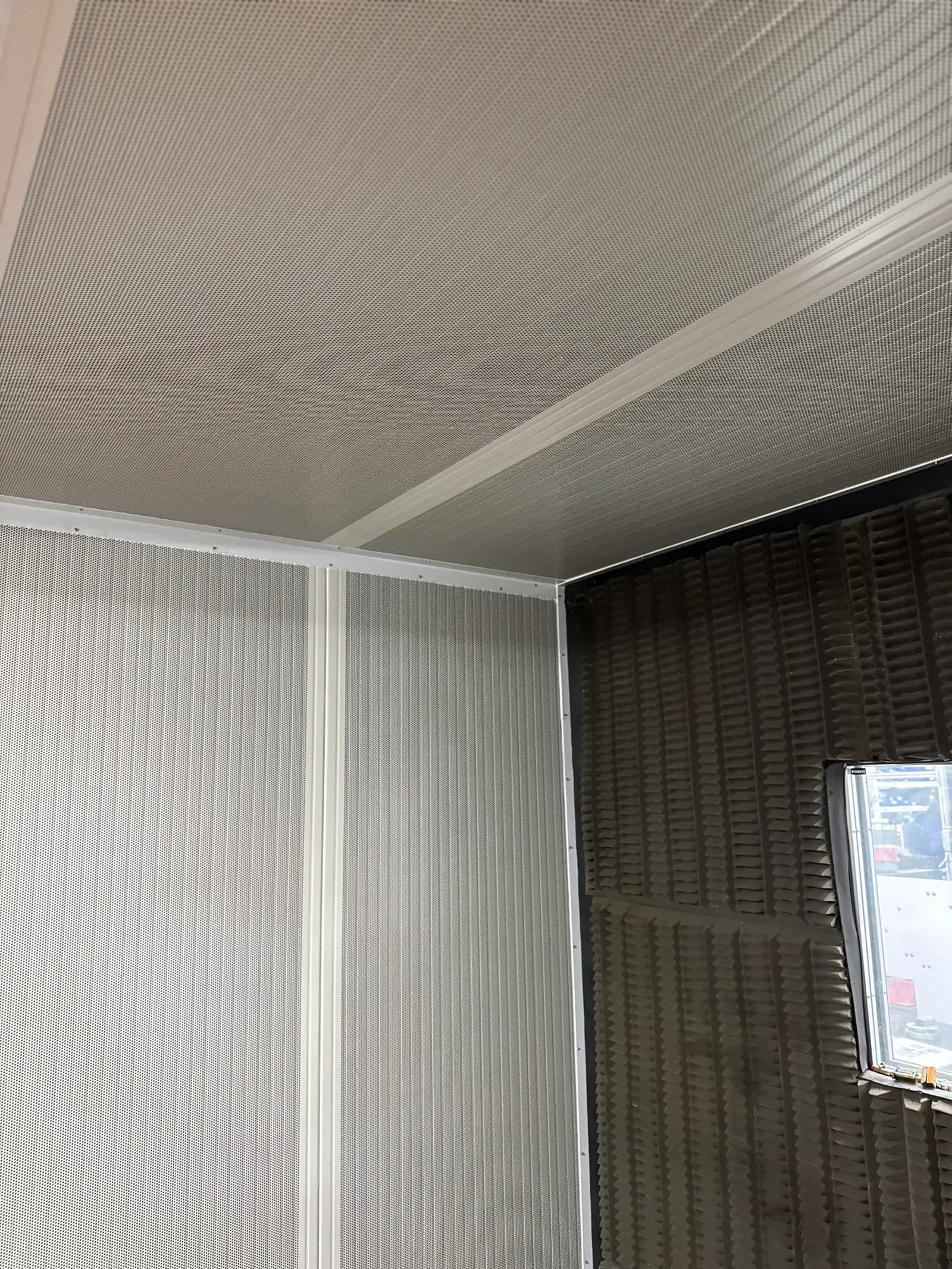 Detalle del acabado interior del cuarto acústico