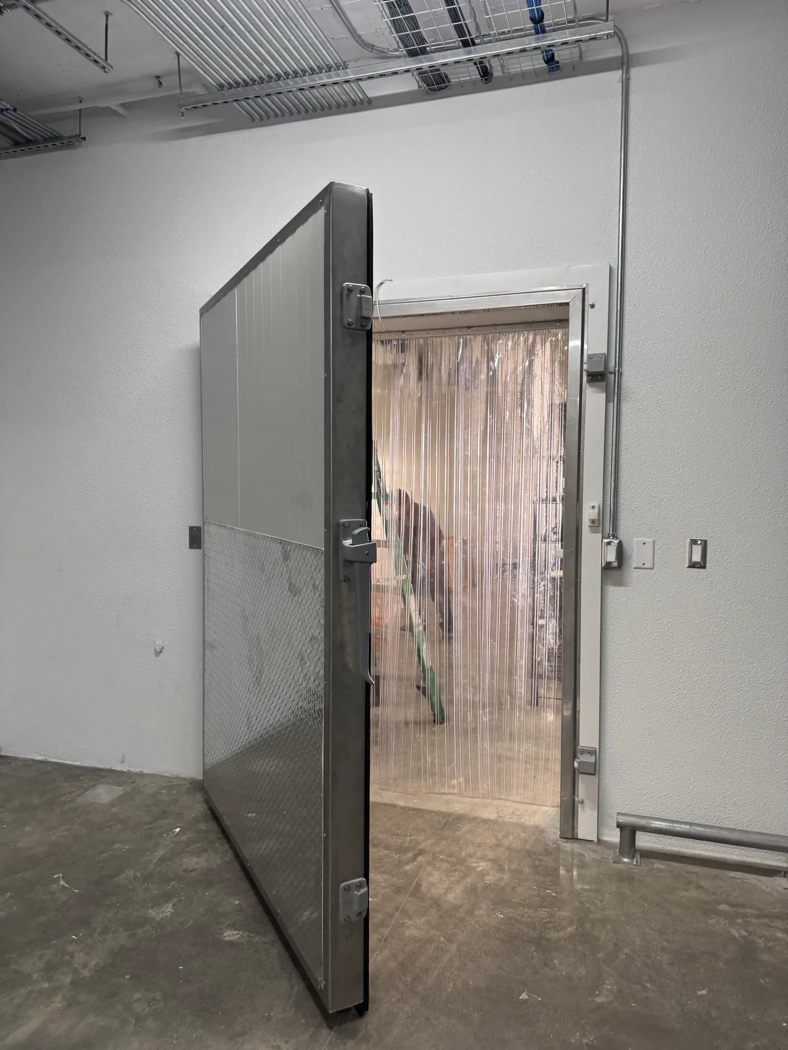 Cuarto frío con puerta frigorífica y cortina hawaiana instalado por INPRE