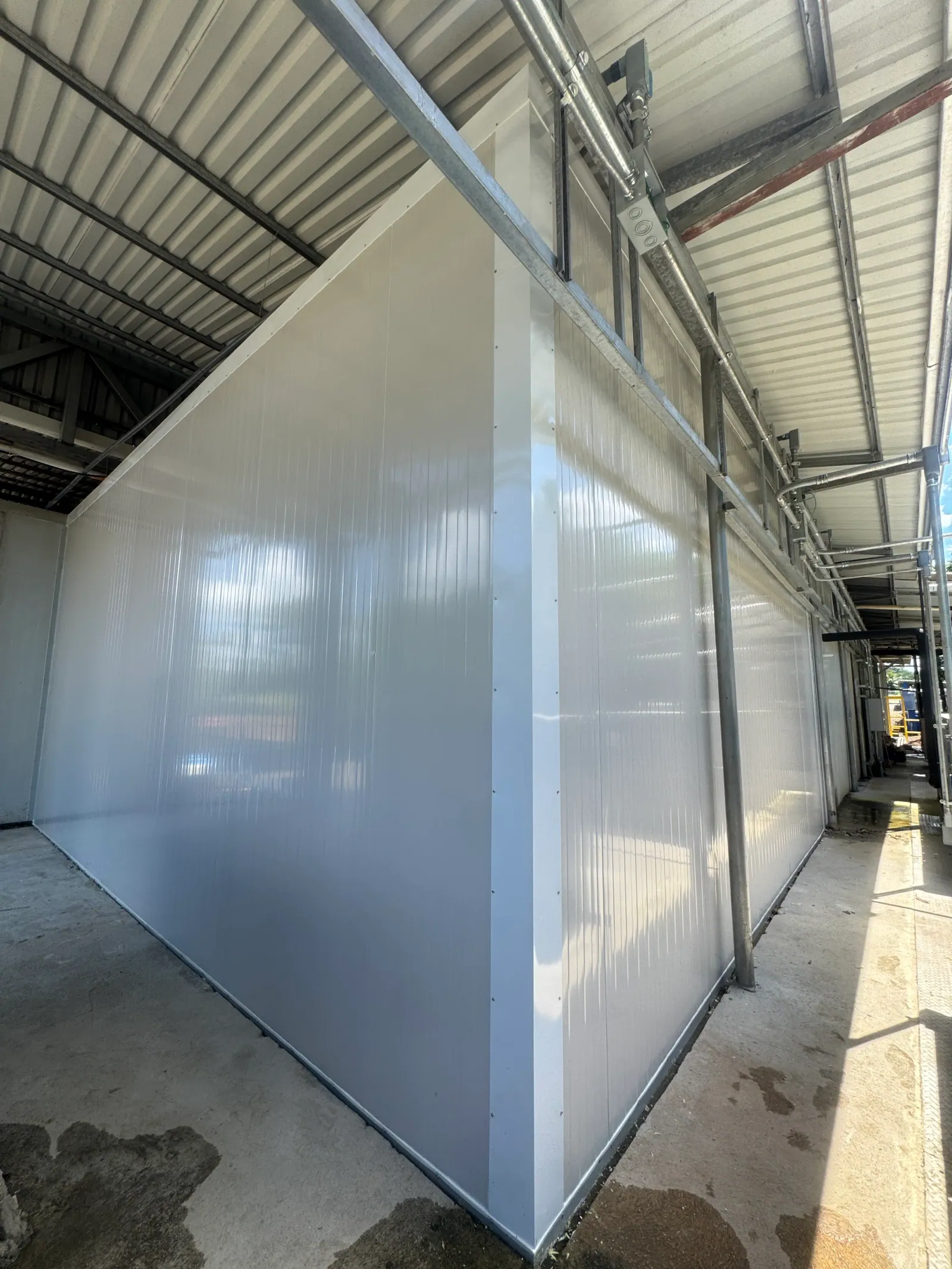 Cámara de refrigeración con estructura de panel tipo sándwich