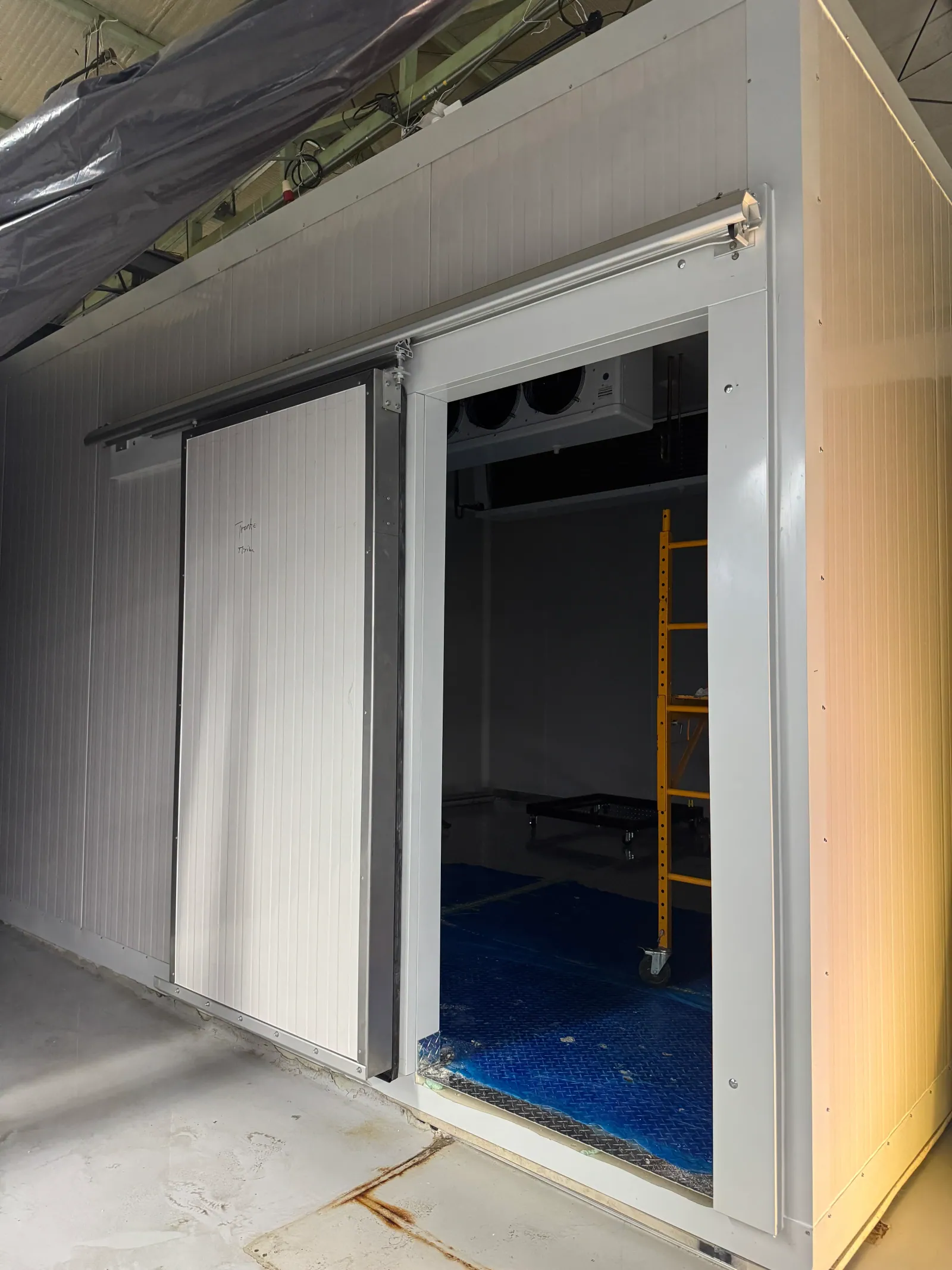 Cámara de refrigeración con puerta frigorífica instalada