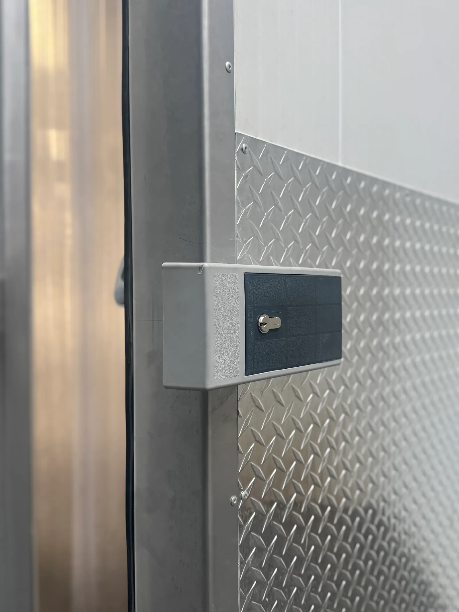 Detalle de bisagra y sello de puerta frigorífica abatible