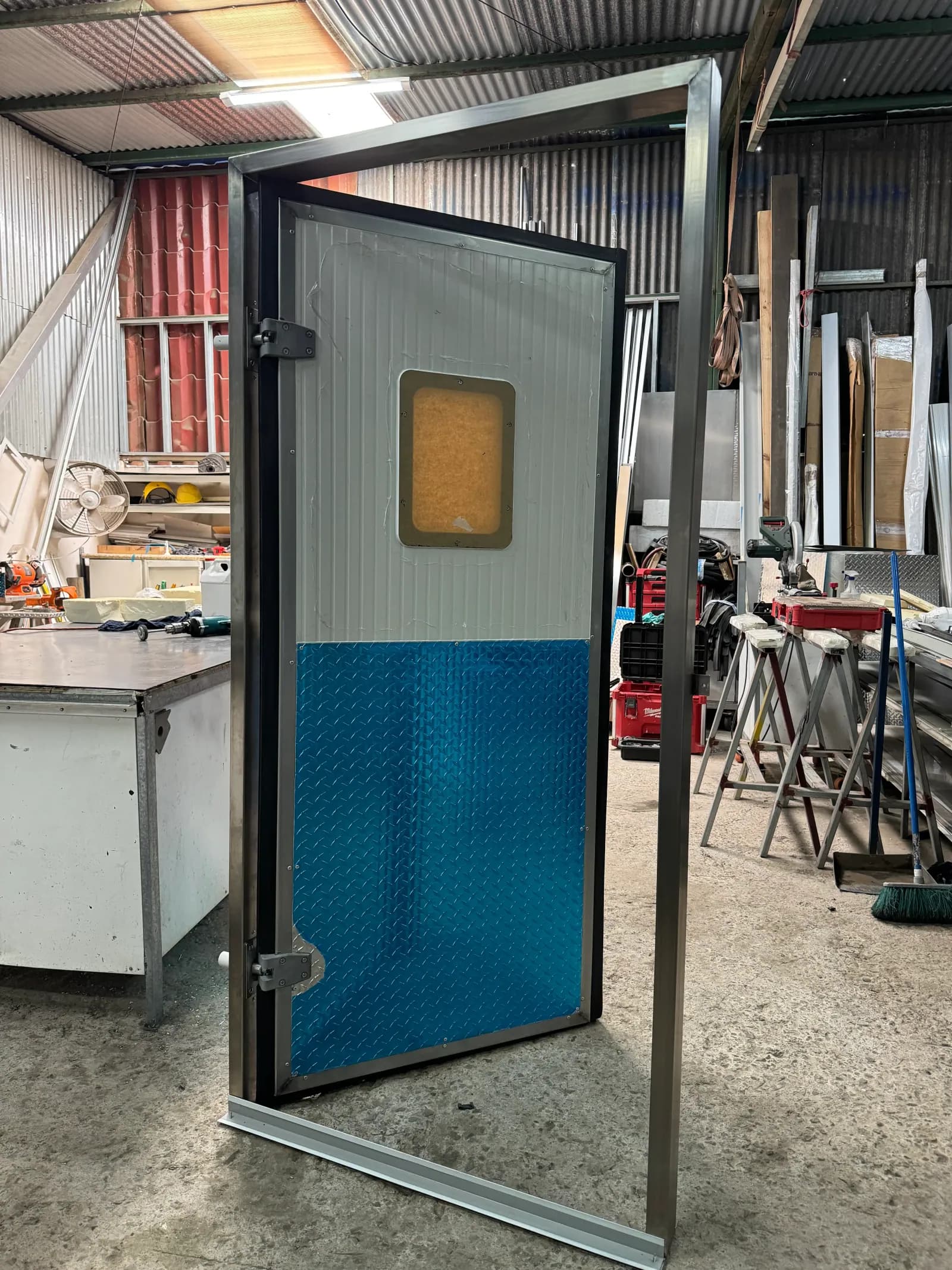 Puerta abatible de acero inoxidable para cámara frigorífica