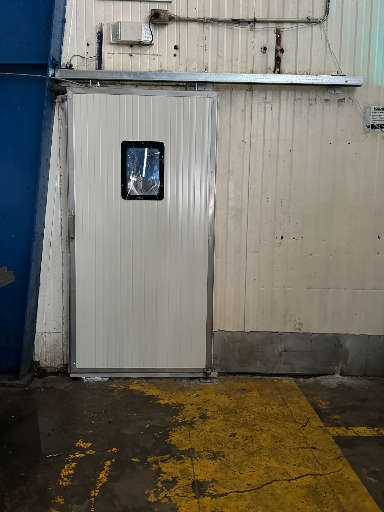 Detalle de riel y sello de puerta frigorífica corrediza