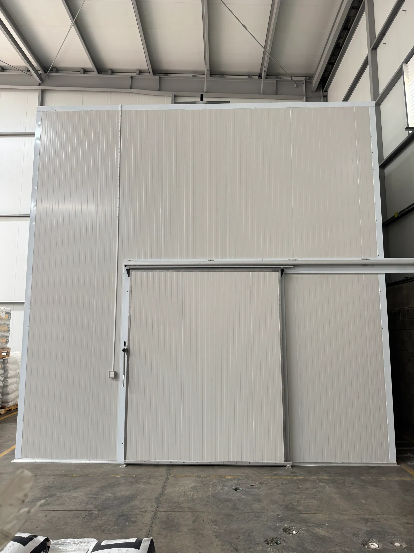 Puerta corrediza para cámara de refrigeración con riel superior