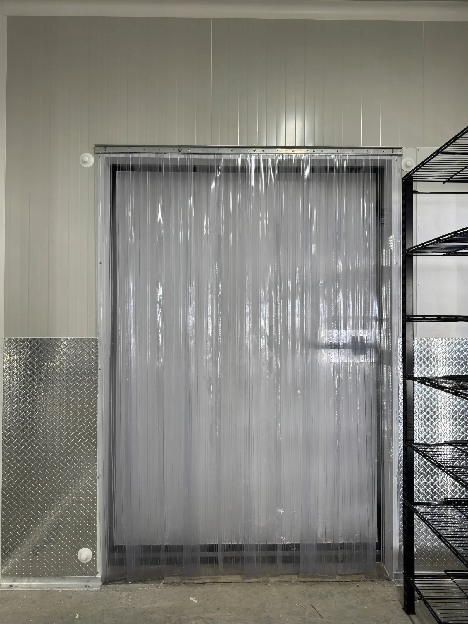 Puerta frigorífica y cortina hawaiana en cámara de refrigeración